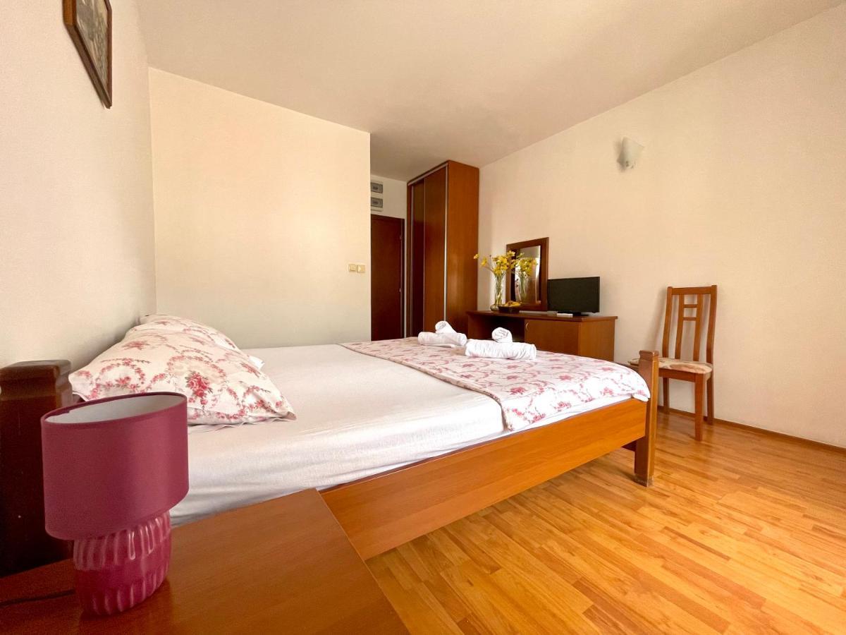 Ns Velji Vinogradi Couette-café Budva