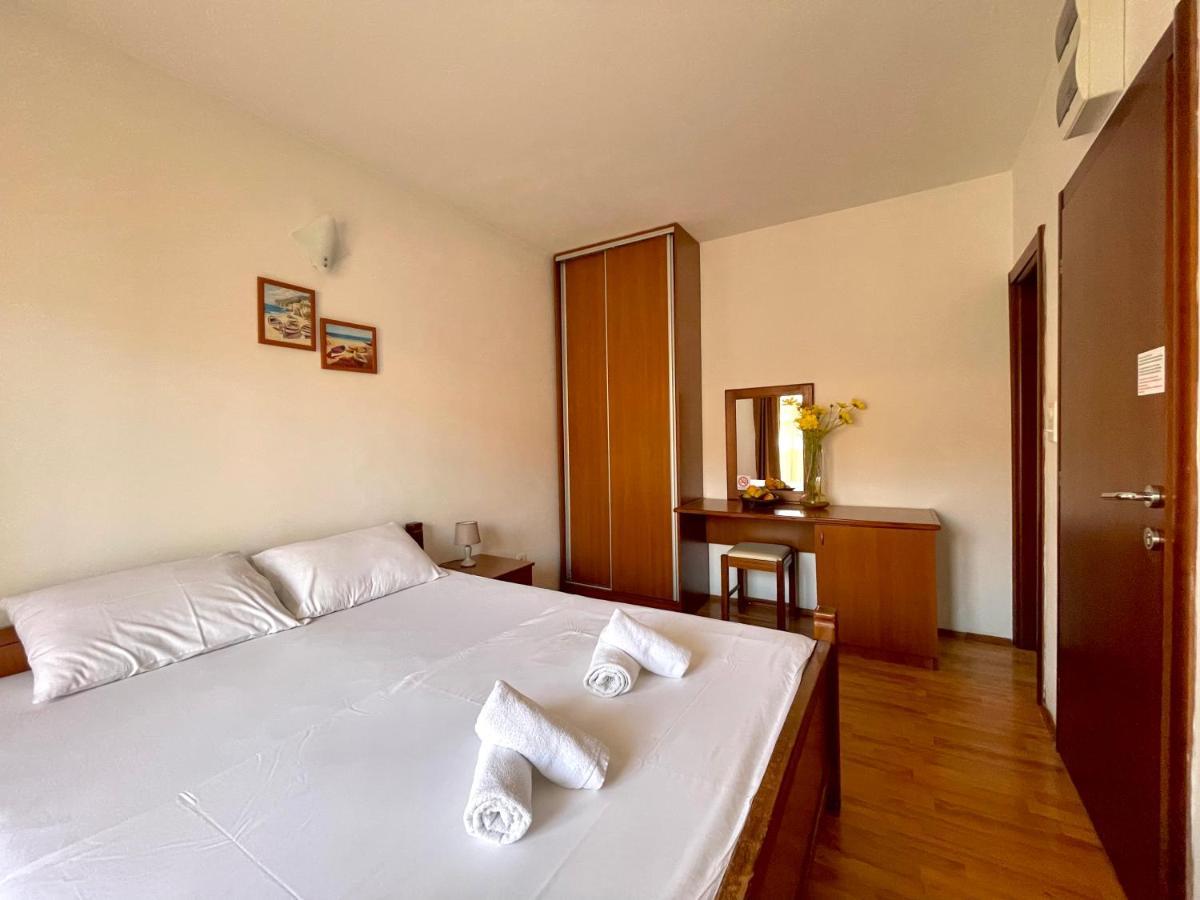 Ns Velji Vinogradi Couette-café Budva